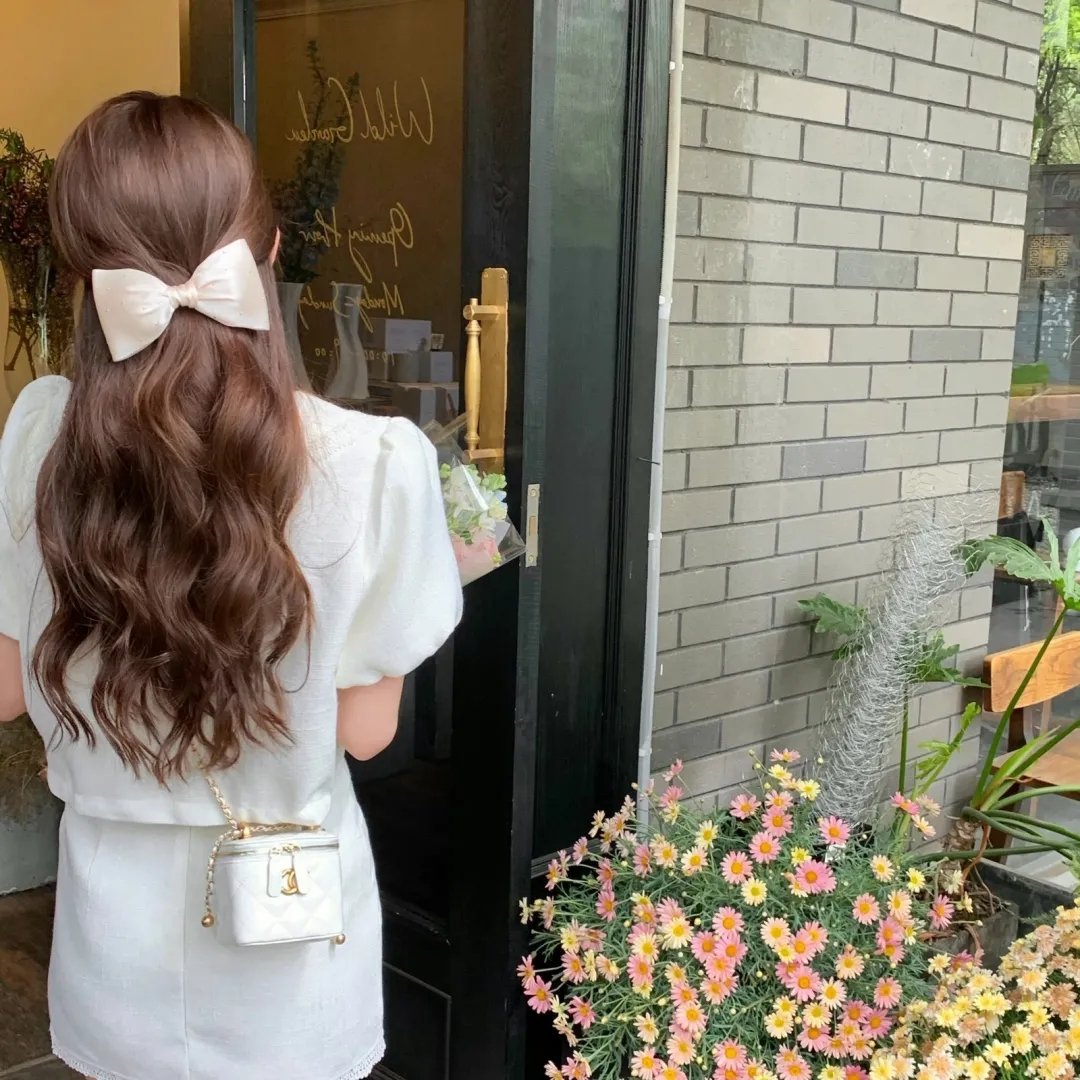 夜深吻唇香 海报